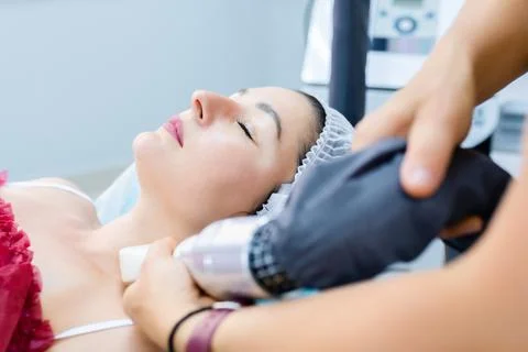 LPG massage apparatus process. Lymphatic drainage massage for woman in beauty Foto stock
