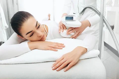 Lpg massage will remove cellulite on the arms and shoulders of a beautiful wo Fotos Stock
