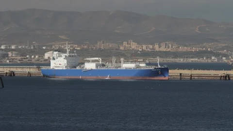 LPG tanker Trammo Paris loading in petrochemical platform of port Arzew 스톡 동영상 121433806