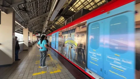 LRT 1 train at elevated station platform in Manila 4K Stock-Footage 337451057