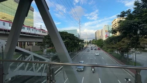 LRT train passing Entertainment District seen from Parañaque footbridge 4K Vídeos de archivo 337950340