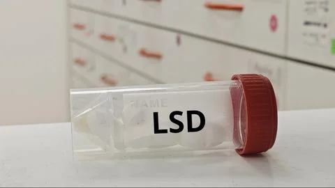 LSD tablets representing psychedelic compound affecting perception and cogn.. 스톡 사진