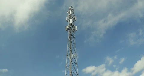 LTE 4G cellular tower timelapse agaist the blue sky with fast moving clouds 動画素材 89908828