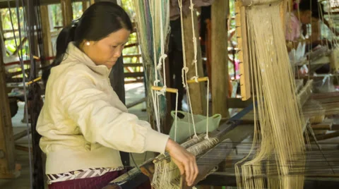 Luang prabang, laos - 08 dec 2013: unidentified woman work on traditional spi Видео 35363344