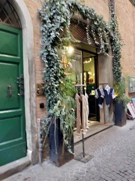 Lucca Italia,Via Fillungo, antico portone con decorazione natalizia Stock Photos
