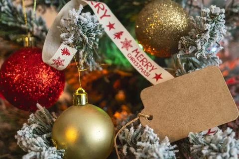 Luces de Navidad decoradas, bolas de colores, rbol de madera y felicitacion.. Stock Photos