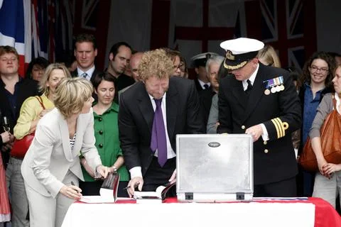  Lucy Fleming (Ian Fleming s niece), Author Sebastian Faulks and Ship Capt... Foto stock