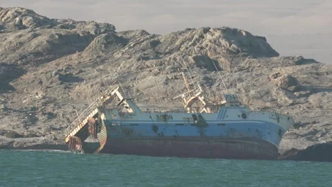 LUDERITZ, NAMIBIA - 10/17/2026: MFV Seaflower Shipwreck at Penguin Island Video stock 348531569