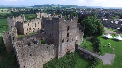 Ludlow Castle - close rotating pan of south-side of the keep Stock-Footage 97812630
