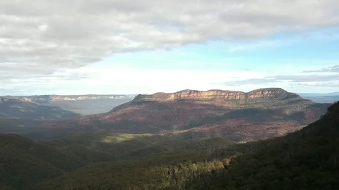 Luftaufnahme einer Berglandschaft Stock Footage 101898465