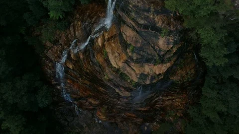 Luftaufnahme eines Wasserfalls Stock Footage 101937079