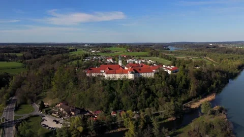 Luftaufnahme Kirche St. Michael im Attel, Stadtgemeinde Wasserburg am Inn Stock Footage 316640339
