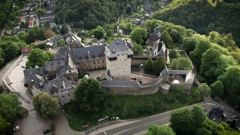 Luftaufnahme von Schloss Burg in Solingen, Deutschland Stock Footage