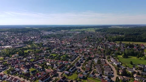 Luftbild der Wohnviertel und Strassen in Krumbach, Bayern. Idyllische Stock-Footage 335998903
