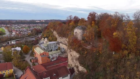 Luftbild von Schloss Stein an der Traun, Landkreis Traunstein, Bayern Video stock 320499301