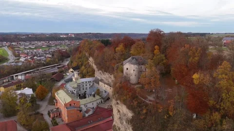 Luftbild von Schloss Stein an der Traun, Landkreis Traunstein, Bayern Stock Footage 329280070
