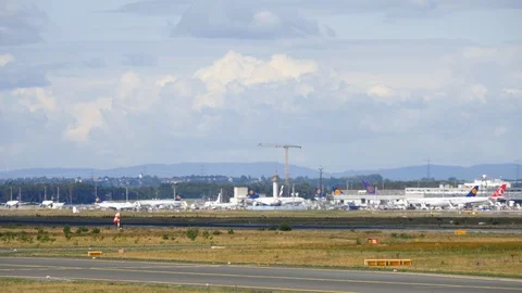 Lufthansa Airbus A321 lands Stock-Footage 95867656