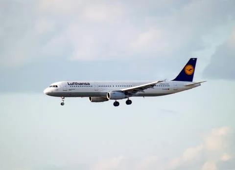 Lufthansa Airplane Approaching Landing Foto stock