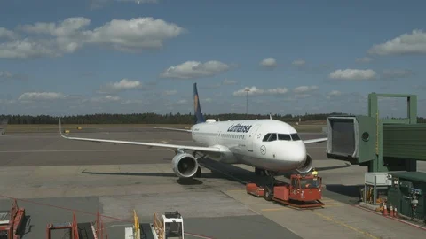 A Lufthansa jet backing out from the gate to take-off at Landvetter airport. 스톡 동영상 120645305