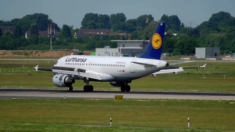 Lufthansa landing in Dusseldorf Stock Footage 111452922