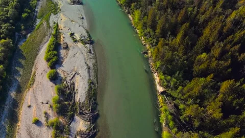 Luftvideo der Isar in den Bayerischen Alpen bei Wolfratshausen, Deutschland Stock Footage 317837776