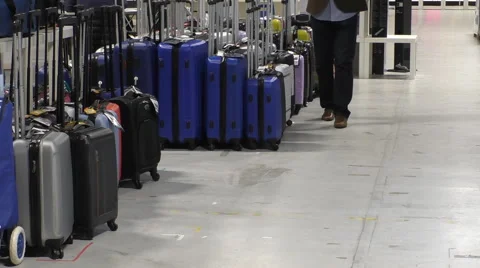 At the luggage store 動画素材 59146785