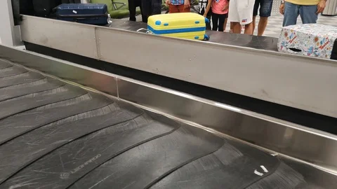 Luggages Ready for Pickup on the Baggage Reclaim Conveyor Belt Video stock 128637500