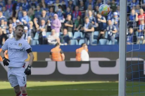  Lukas Hradecky ( 1, Bayer 04 Leverkusen) kann dem Ball nur nachschauen 27... Stock Photos