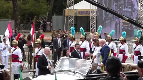 Lula, on the campaign trail, leads Independence Day parade amid institutional st Видео 344891384