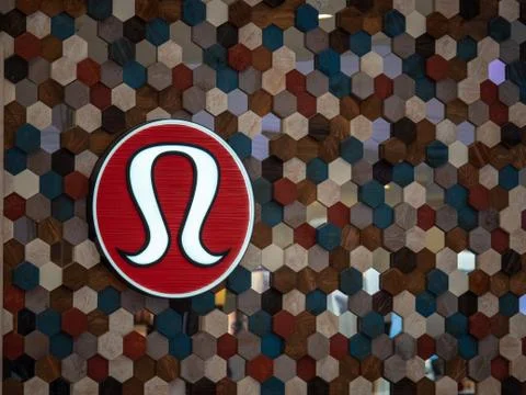 Lululemon logo outside of a storefront Stock Photos