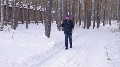Lumberjack with his ax returns from work of the winter forest Video stock 60049454