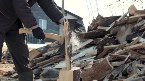 Lumberjack splitting log with axe in slow motion Video stock 308564581