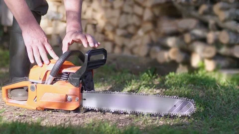 Lumberjack trying to start chainsaw. Start up chainsaw 스톡 동영상 118706598