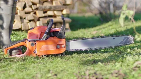 Lumberjack trying to start chainsaw. Start up chainsaw Stockbeeldmateriaal 118706609