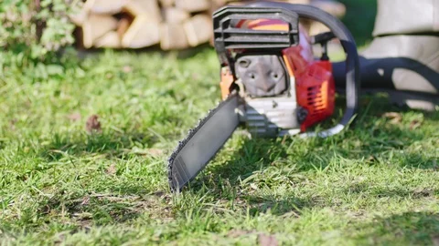 Lumberjack trying to start chainsaw. Start up chainsaw 스톡 동영상 118706684