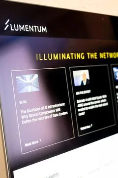 Lumentum website displaying optical technology and ai infrastructure insights 스톡 사진