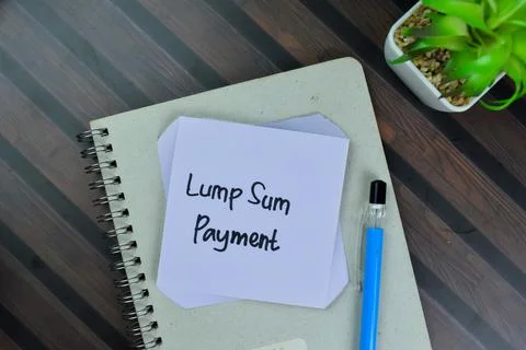Lump Sum Payment write on sticky notes isolated on Wooden Table. Fotos Stock