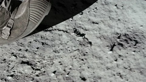 Lunar astronaut walking on the moon's surface and leaves a footprint in the Vidéo 158664567
