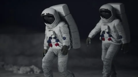 Lunar astronauts walking on the moon's surface Vidéo 282039333