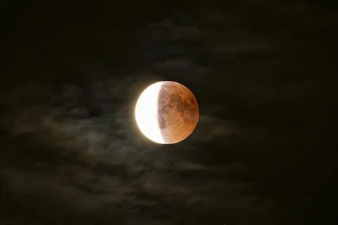 Lunar eclipse close-up in a cloudy night Fotos Stock