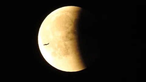 Lunar eclipse with flying airplane Vídeos de archivo 106149952