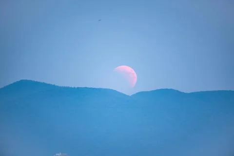 Lunar Eclipse, Moon rising behind a mountain Fotos Stock