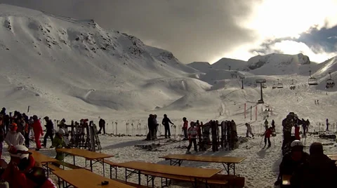 Lunch after ski 库存影片 33799079