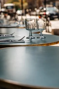 Lunch, dinner, breakfast ready cafe in paris Stock-Fotos