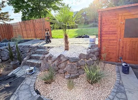Lunch place under the branches of a large tree in courtyard, surrounded by .. Foto stock
