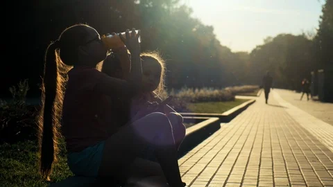 Lunch on the street. 库存影片 114165955