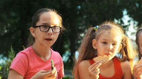 Lunch on the street. Видео 114166280