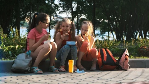 Lunch on the street. Видео 114167580