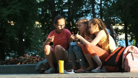Lunch on the street. Stockbeeldmateriaal 114168522