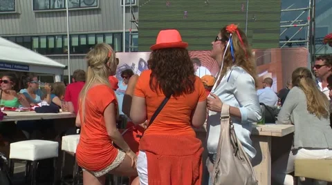 Lunch time- crowd gathering  Stock Footage 47862795